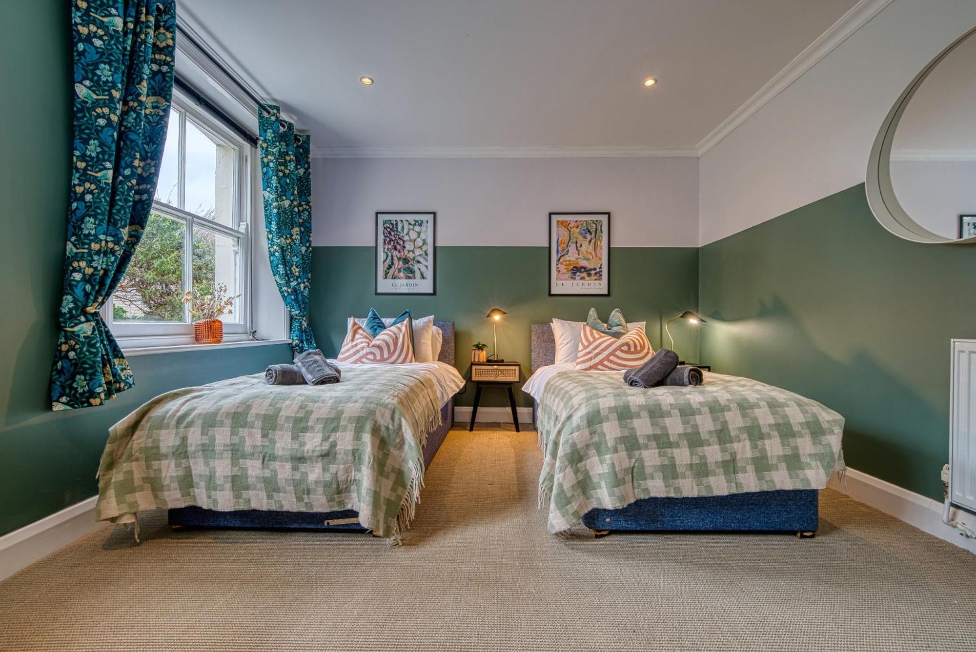 2 Bedroom Stylish Spacious Apt, Sleeps 6, Central Cheltenham, With Free Parking - By Blue Puffin Stays 外观 照片